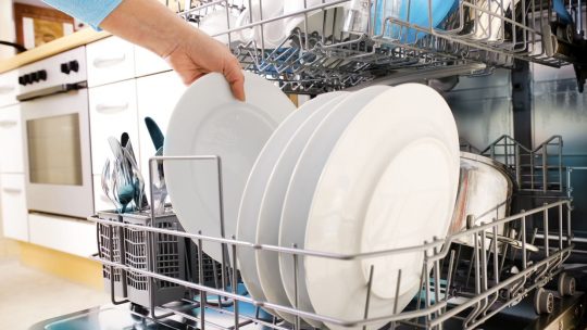 Nettoyer son lave-vaisselle et l’entretenir naturellement
